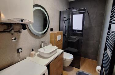 City heaven,self check in, with free parking - Foto 46