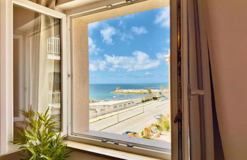 Demetra Seafront Apartment - Parking & Pool - Foto 3