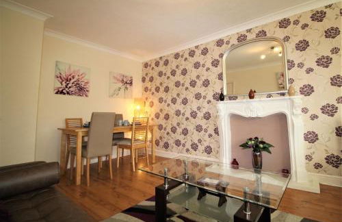 Large Balcony Apartment - 2 Double Beds - Sleeps 4 - Close to Town & Racecourse - Off Street Parking 2 Cars - Fast Wifi - Foto 3