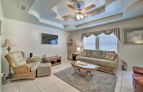 Deck and Pool Access Long Island Village Escape! - Foto 1