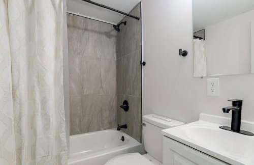 Lions Lair - 1 BR 1 BA Home Coffee Smrt TV Wifi - Photo 3