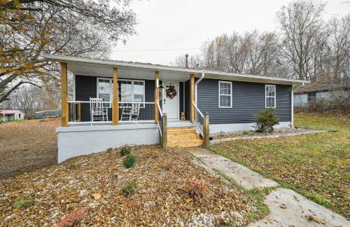 Vine Grove Home with Deck, 4 Mi to Saunders Springs! - Foto 3