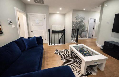 Black House - Downtown Elegance with HotTub and King Beds - Foto 53