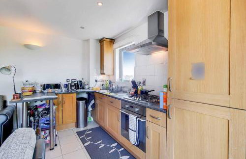 Modern 2 bed 2 bath with Balcony in Rayners lane Pinner Harrow near Wembley Greater London - Photo 11