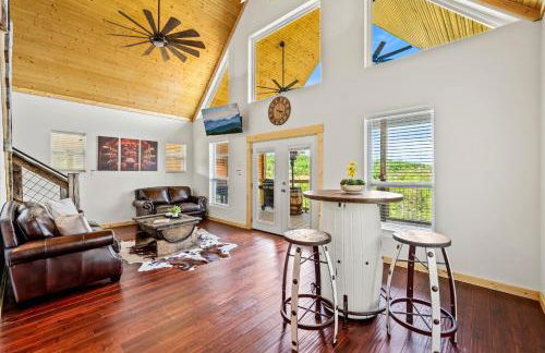TN Whiskey Cabin- Lake and Mtn Views- Covered Deck- Game Room- Pool Table- Pets - Foto 38