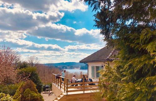 Villa des Suisses with Jacuzzi & View of Lake des Settons - Foto 1