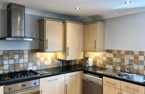 AB - Top floor 2 bed modern town centre apartment with parking for one vehicle - Foto 4