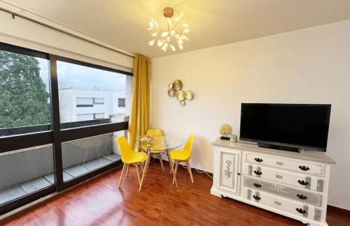 Sunny Flat, parking & RER C and H - Foto 20