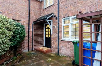 Two-Bedroom House in Beverley Centre with Parking - Foto 17