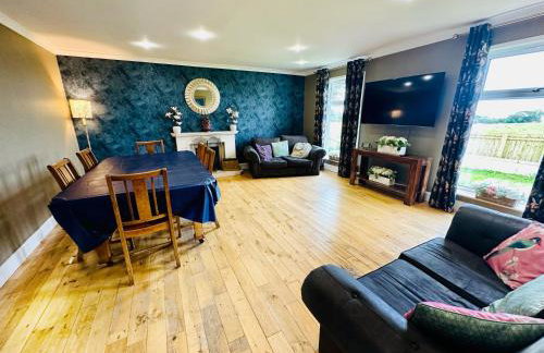 Alton Villa, Sleeps 12, Great for Families, Undercover Hotub & Games Room - Foto 9