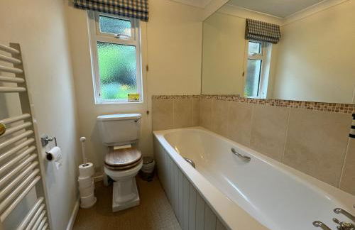 Seaview House, lovely ground floor flat with garden, minutes walk to beach - Photo 11