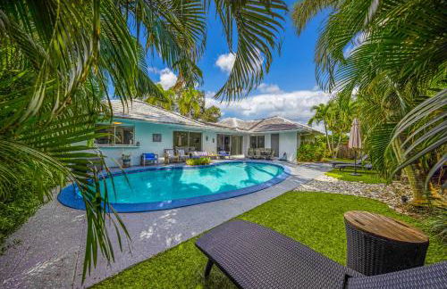 Tropical Villa Retreat with Private Pool & Peaceful Backyard - Stylish Escape in a Tranquil Residential Area - Foto 6