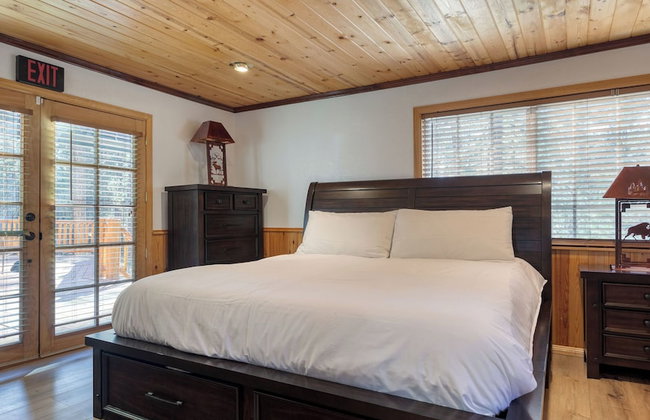 Pinetree Place by Avantstay Group Cabin w/ Hot Tub Minutes to the Lake - Photo 107