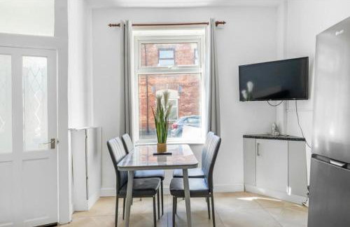 Modern 2 Bedroom House with 2 Ensuite and Free Parking - Photo 14