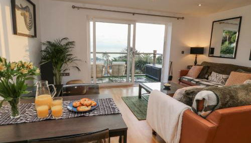 A Stone's Throw - Photo 3