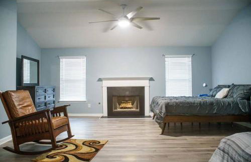 Deck, BBQ Grill, Backyard Fire Pit, Pool, Jacuzzi Tub, 65 inch TV - Foto 17