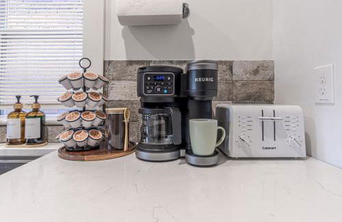 Ann Avenue Spacious 3BR Home with Games, Yard and Near Downtown - Photo 3