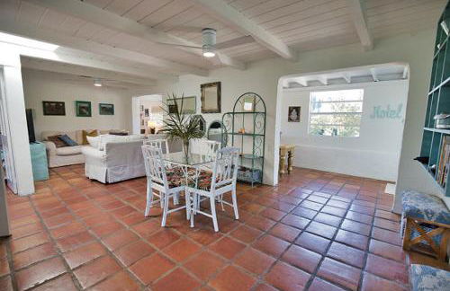 Pet Friendly & Firepit Minutes to Beach Sleeps 6 - Foto 11