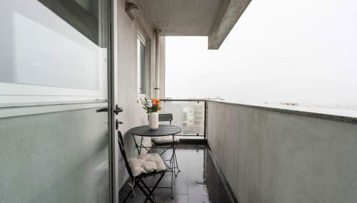 Modern Flat with Balcony & Garage by HostWise - Foto 5