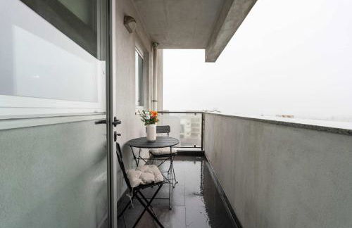 Modern Flat with Balcony & Garage by HostWise - Foto 5