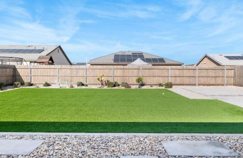 Spacious 4BR Home With BBQ, Near Sequoia & Fresno - Photo 13