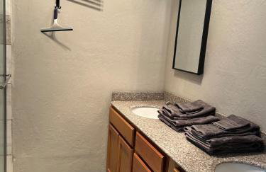 Great Edmond home, near OKC with 3 beds, Wi-fi, cold AC, and central heat, fully fenced backyard - Foto 11