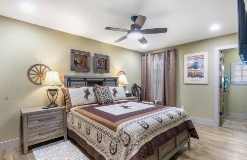 Stockyards 5 mins!-New!-Sleeps 8. Cowboy Bungalow - Foto 35