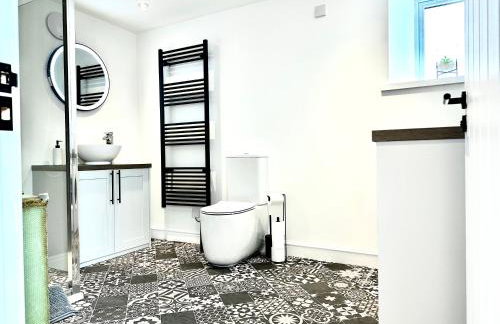 Central, Stylish - 2 Bed Property, The Stable @ Warrenfield, Free WiFi & Parking - Foto 9