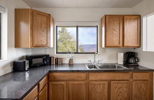 Lofted chalet cabin w hot tub fire pit & views - Foto 16