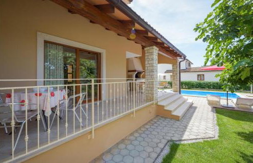 Three-Bedroom Holiday Home In Tinjan - Photo 11