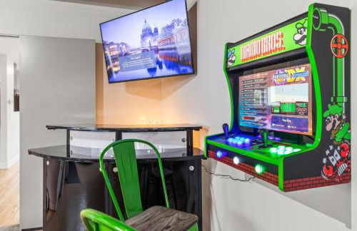 Mile to Beach! Private, Family & Pet Friendly Oasis! Pool Table & Hot tub! - Photo 31