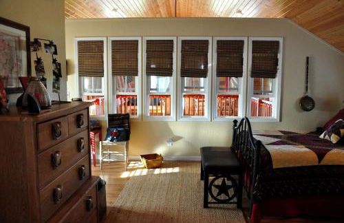 Beautifully Furnished Barn Getaway Located on a Sustainable Living Farm near Metropolis, Illinois - Photo 11