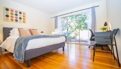 Central 3BR Home Steps from Castro St - Foto 3