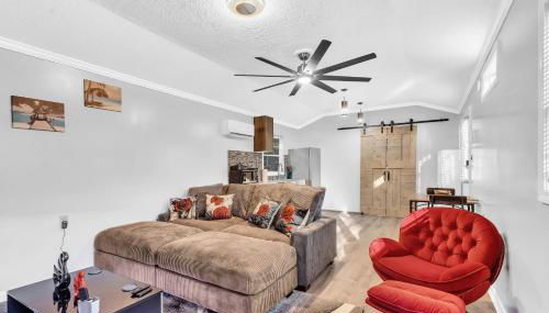 Spacious King Cottage-Mins from Downtown - Photo 4