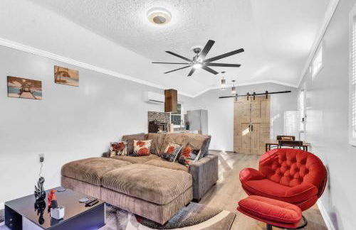 Spacious King Cottage-Mins from Downtown - Photo 4