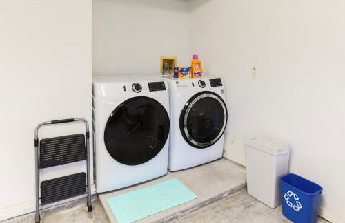 Salty Tide Getaway - Nightlife, Pool, Play, Beach - Foto 29