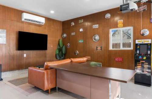 The Aspen is a mid-century modern upstairs unit. - Foto 26