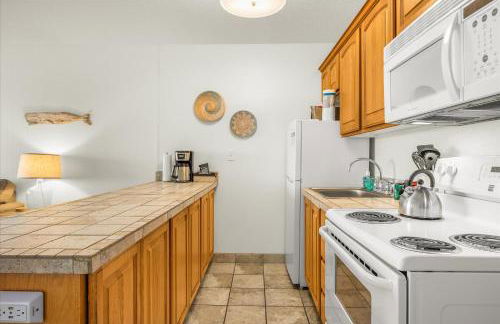 Oceanfront Suite - Top Floor - Sleeps 4 - Pool and Sauna - Foto 17