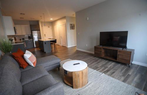 Luxury Apartment with Gym, Steps From Commuter Rail #3013 - Foto 10