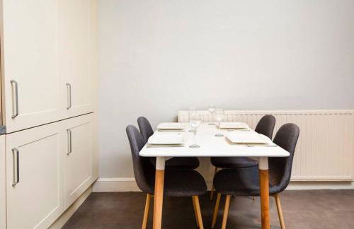 Clifton Spacious 3 Bed Apt & Parking - Simplycheckin - Foto 8