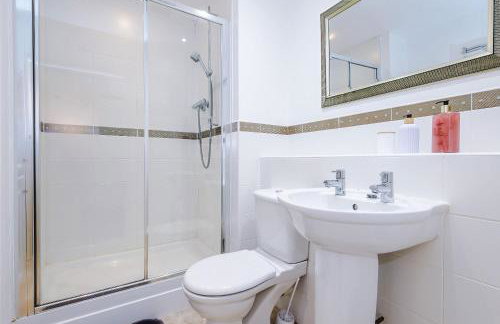 Sleek 2BR Altrincham Home Parking Near Station - Foto 42