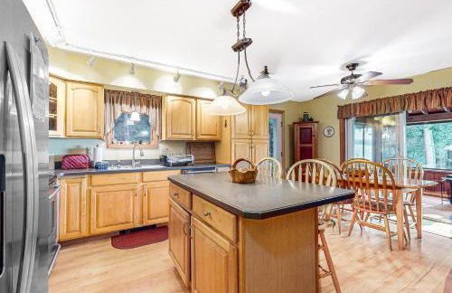 Spectacular Sebec Setting - Foto 10