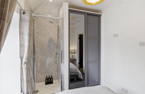 Cannons Loft Central Buxton, Duplex loft 3 bedroom Set over 3 floors stairs no lift sleeps 5 - Photo 10