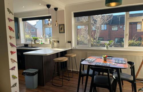 A Modern Classic 2 bed apartment by Graves Park - Foto 6