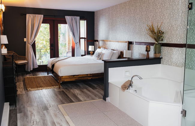 Tofino Oceanfront Hotel Suite 2 - Photo 2