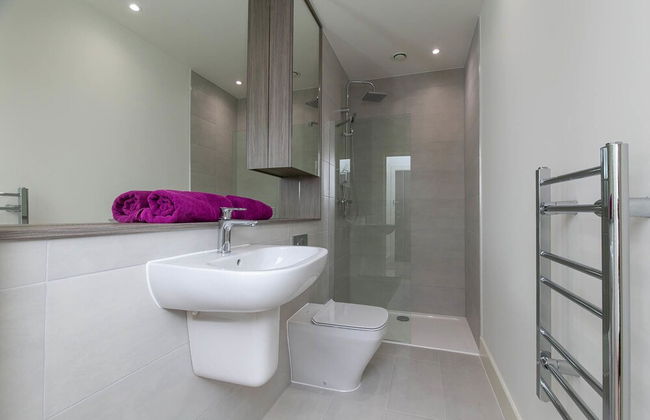 Deluxe Heathrow Apartments & Parking - Photo 35