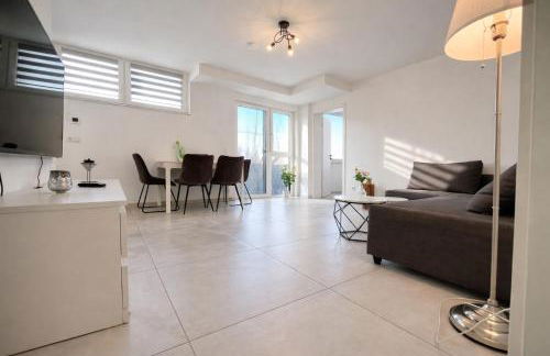 STN Business Suite - Ferienwohnung mit Parkplatz & Balkon, Terrasse & Fußbodenheizung, Netflix Premium, Zentral zu Audi & Schwarz Gruppe - Foto 13