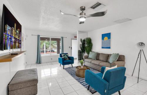 Stunning 4BR Oasis with Pool, 14 minutes to the Ocean - Foto 1