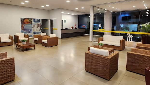 Everest Flat Service com Piscinas Termais, próx ao Shopping Singapura, Water Park, Clube Prive, Riviera, Boulevard - HotFérias - Foto 2, Zona de estar del vestíbulo