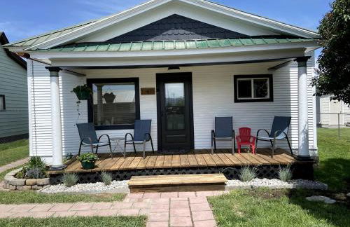 Charming Downtown Cottage with Porch & Backyard Retreat near Beaverhead River in Dillon, Montana - Foto 1